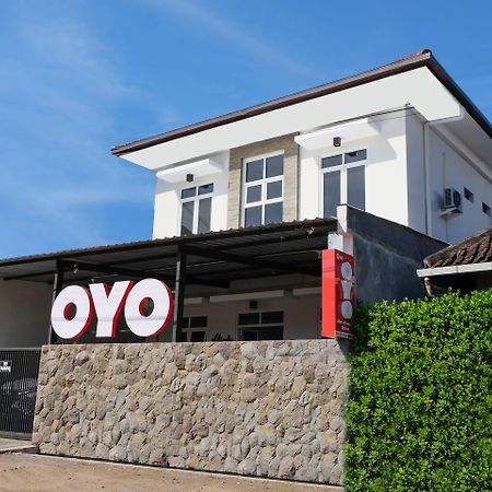 Super Oyo 995 Alice'S Homestay Syariah Джембер Екстер'єр фото