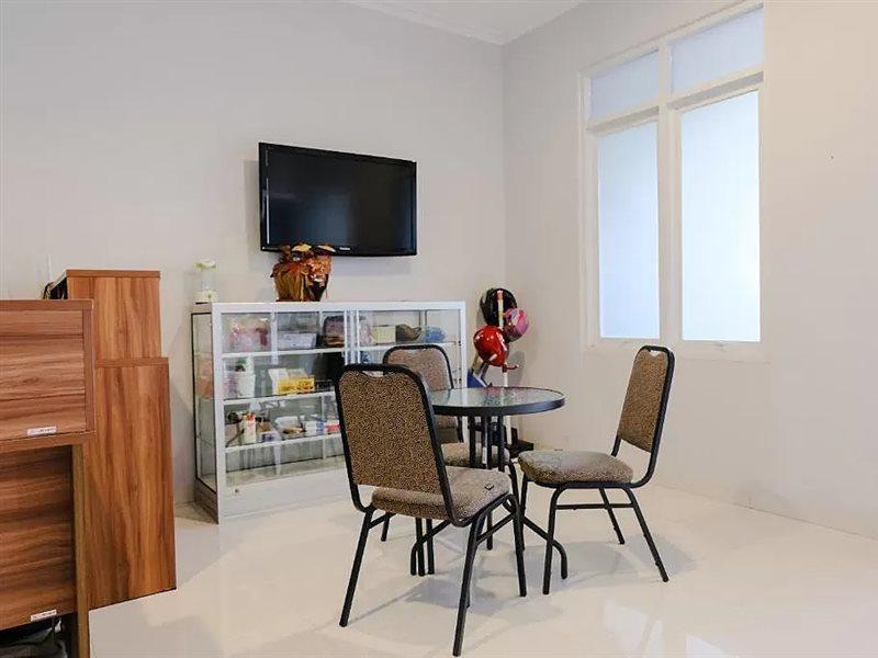 Super Oyo 995 Alice'S Homestay Syariah Джембер Екстер'єр фото