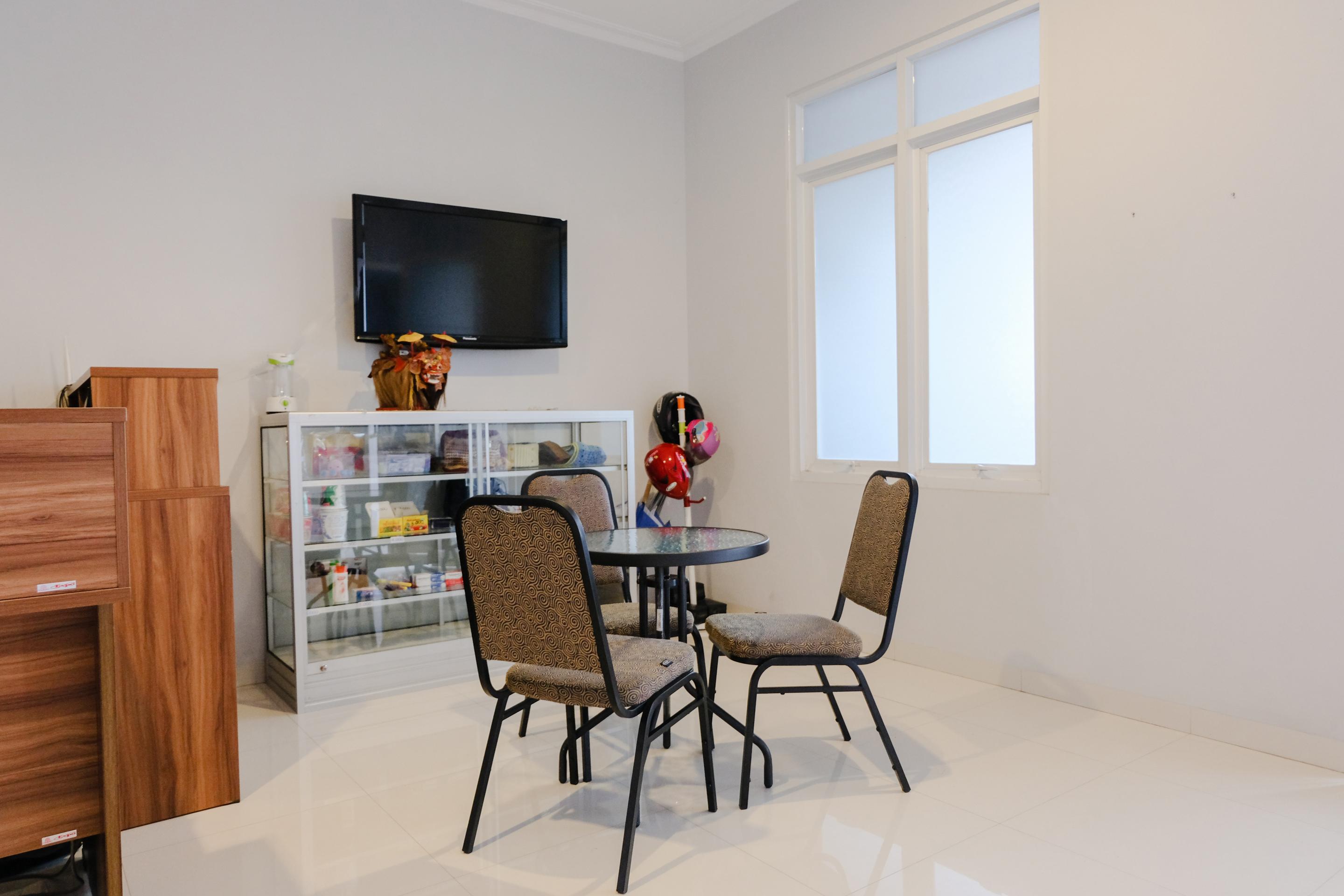Super Oyo 995 Alice'S Homestay Syariah Джембер Екстер'єр фото