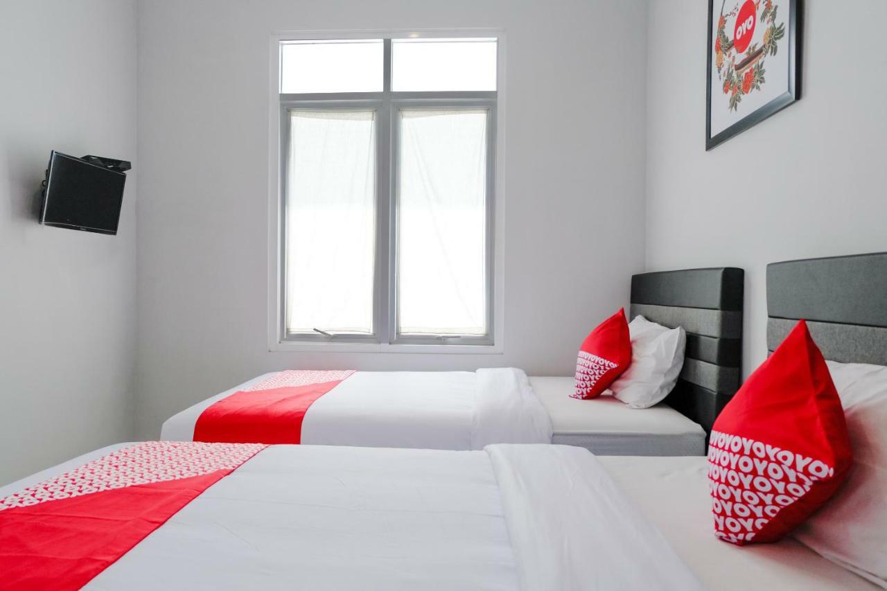 Super Oyo 995 Alice'S Homestay Syariah Джембер Екстер'єр фото